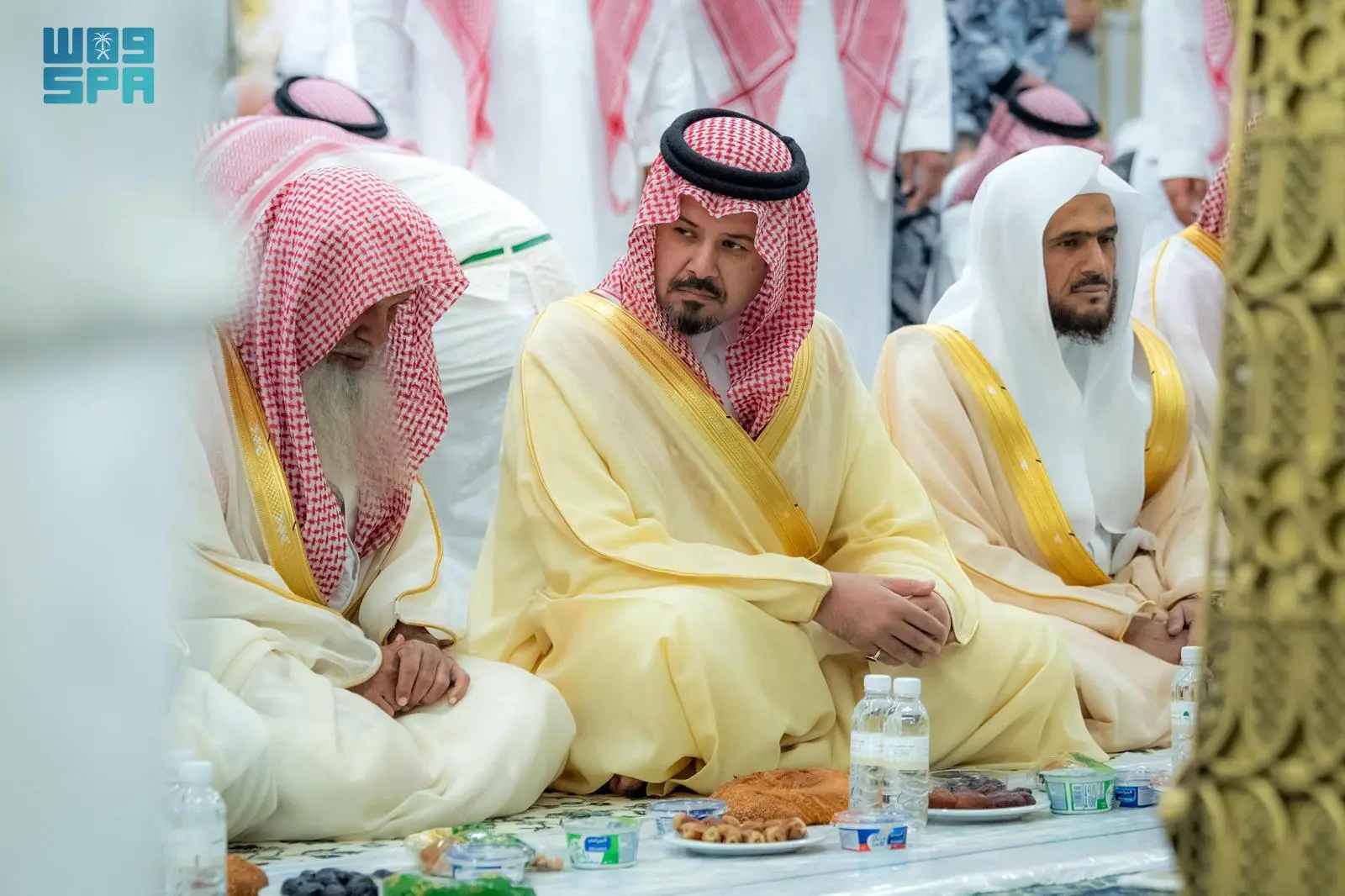 سلمان بن سلطان يشارك الأئمة إفطارهم في رحاب المسجد…